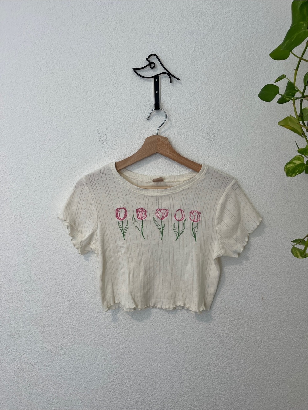 Messy bun just chillin embroidered tulip crop baby tee sz M